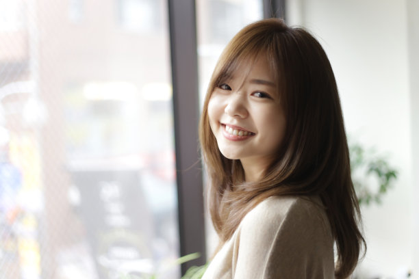 微笑的女人图片下载