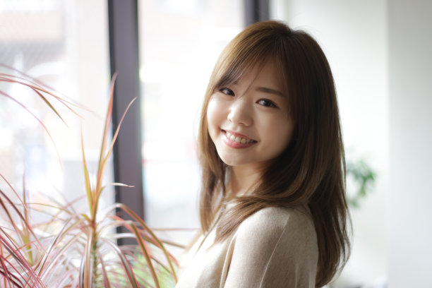 微笑的女人图片下载