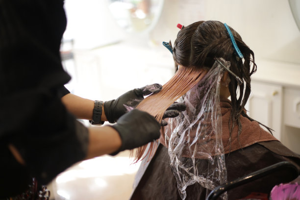 男理发师给女人染头发图片下载