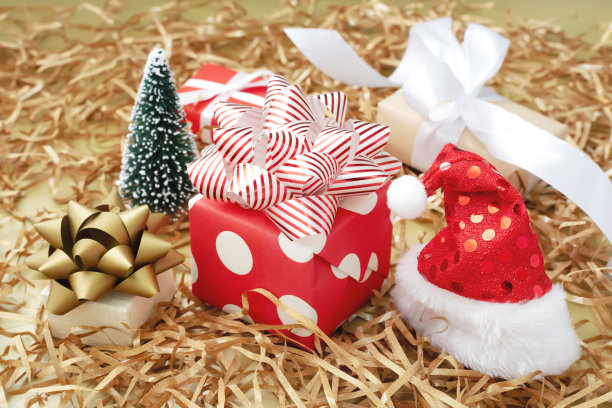 圣诞和新年礼物用闪闪发光的金纸图片下载