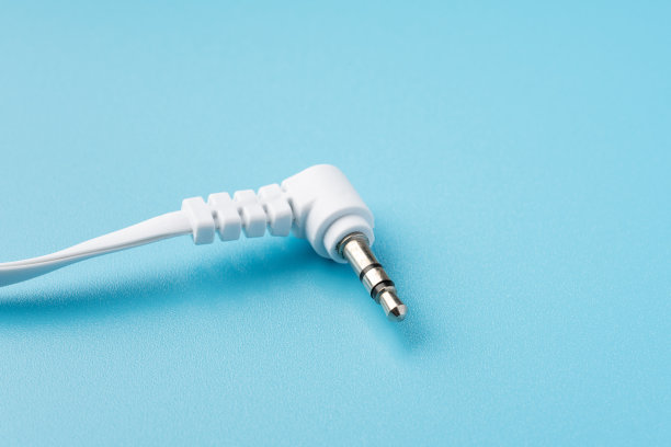 浅蓝色背景的耳机插孔图片下载