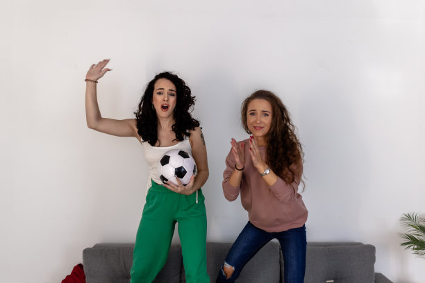 朋友们一起享受足球比赛图片下载