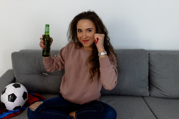 美丽的女人一边欢呼一边拿着能量饮料图片下载