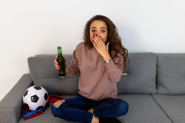 看足球比赛的漂亮女孩图片下载