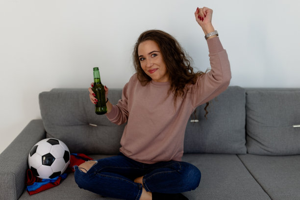 快乐的小女孩在看足球图片下载