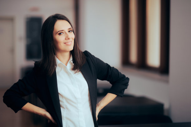 快乐的老师微笑着欢迎学生来上课图片下载