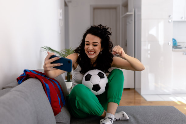 快乐的学生在家看足球比赛图片下载