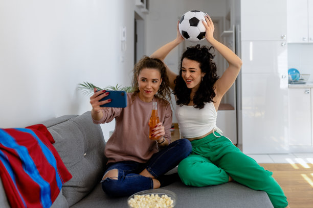 朋友们一边看比赛一边庆祝，玩得很开心图片下载