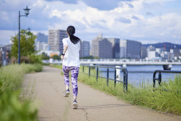 年轻的日本妇女在户外锻炼图片下载