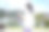 年轻的日本女子在网球场上打网球图片下载