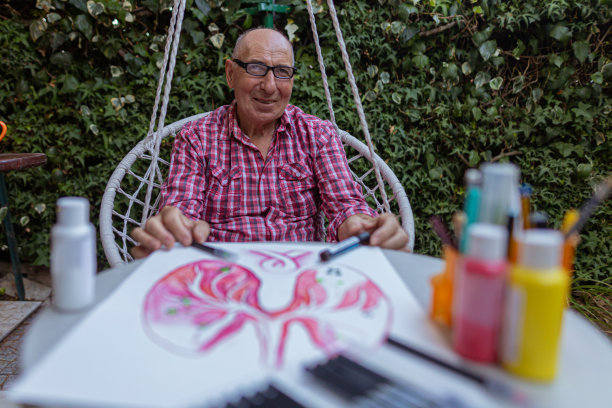 兴奋的高年级学生为提高肺癌意识制作艺术海报图片下载