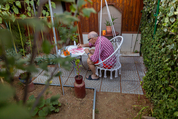 一个下午在花园里画画图片下载