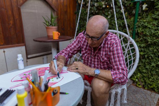 退休男子专注于概述肺癌意识的要素图片下载