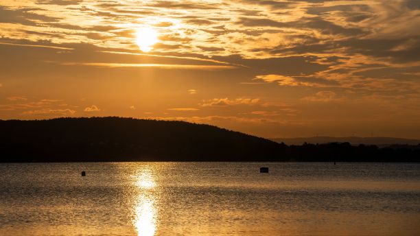 夕阳下海滩的美丽照片图片下载