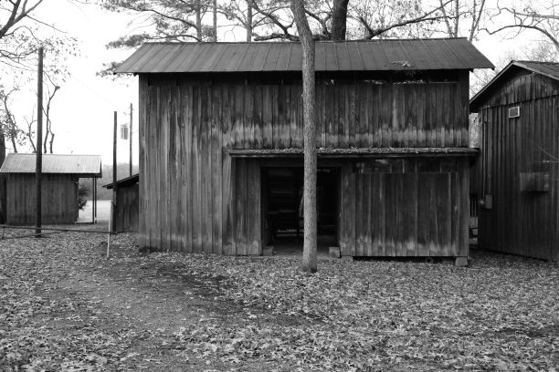 废弃木谷仓的黑白照片图片下载