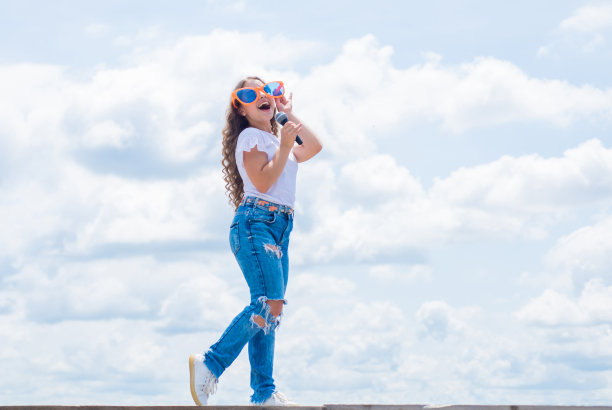 时髦的风格美。音乐是我的生命。孩子们拿着麦克风唱歌。快乐的事件管理器。孩子们在聚会上玩得很开心。快乐的歌手拿着麦克风。经典酷。女孩唱歌。声乐学校的概念。卡拉ok俱乐部图片下载