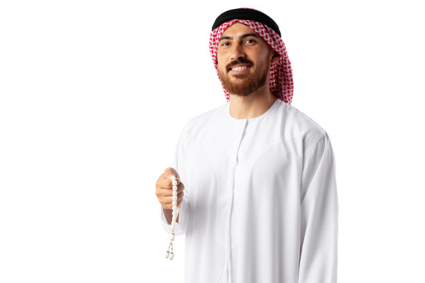 身着传统服装的年轻阿拉伯男子手持白色背景上孤立的珠子图片下载