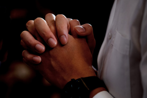 人手在教堂祈祷。图片下载