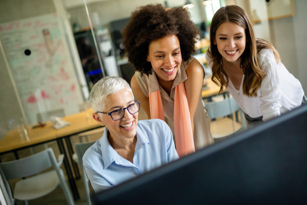 一群快乐的多民族商务人士一起工作，在公司办公室分享想法。图片下载