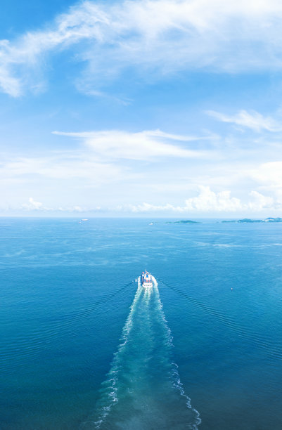 大型货船艉部进出口集装箱箱在海洋上，在蓝天上，在地面概念运输，物流和服务的客户和供应变化图片下载