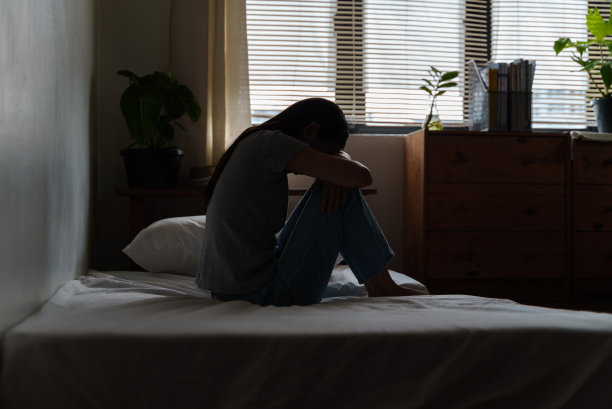 沮丧的年轻女子看起来对烦恼很有想法。图片下载