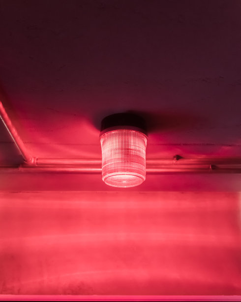 屋顶上的红色警示灯，旋转着，闪烁着图片下载