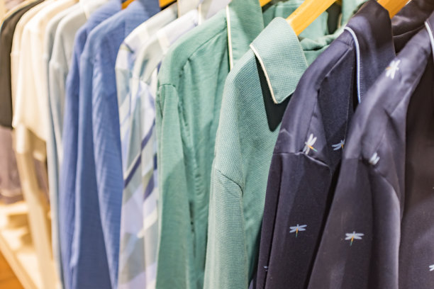 衣架上有不同颜色的睡衣图片下载