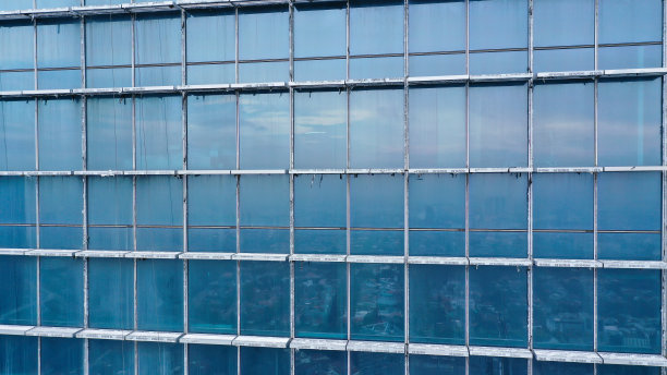现代工业建筑的玻璃墙，可用作背景图片下载