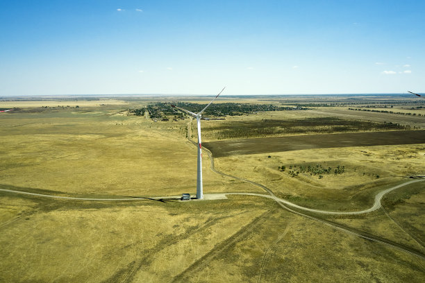 草原上的风力发电厂映衬着一架无人机拍摄的蓝天图片下载