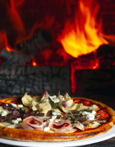 用木烤箱烤披萨图片下载