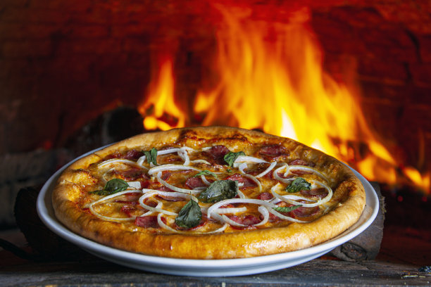 用木烤箱烤披萨图片下载