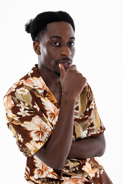 时尚的非裔美国人的肖像看着相机摆出深思熟虑的情绪抱着手臂近脸交叉手臂图片下载