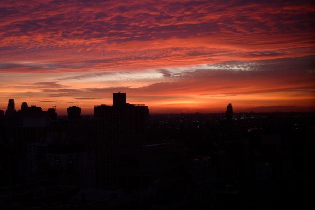 黄昏时被建筑物包围的纽约城市景观剪影图片下载
