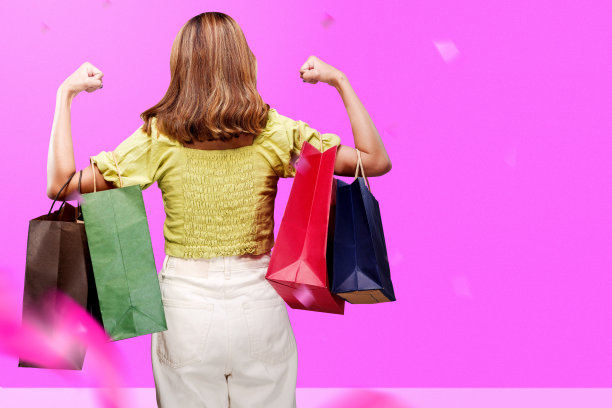 后视图的亚洲妇女提着一个购物袋图片下载