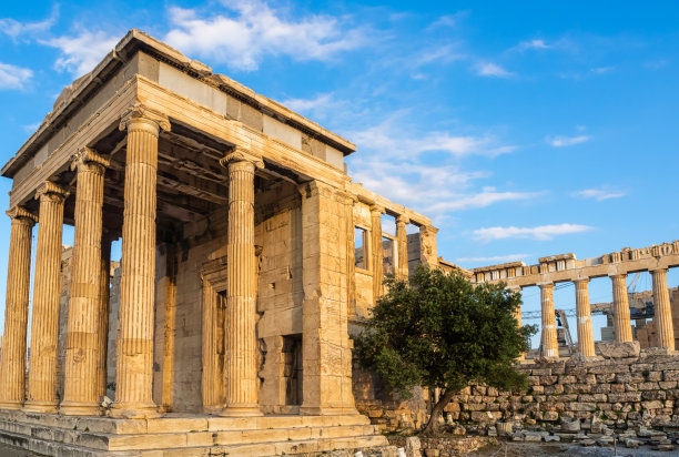 波塞冬的门廊，Erechtheion的一部分，神圣的橄榄树，雅典卫城雅典娜波利亚斯神庙的墙，希腊，蓝天图片下载