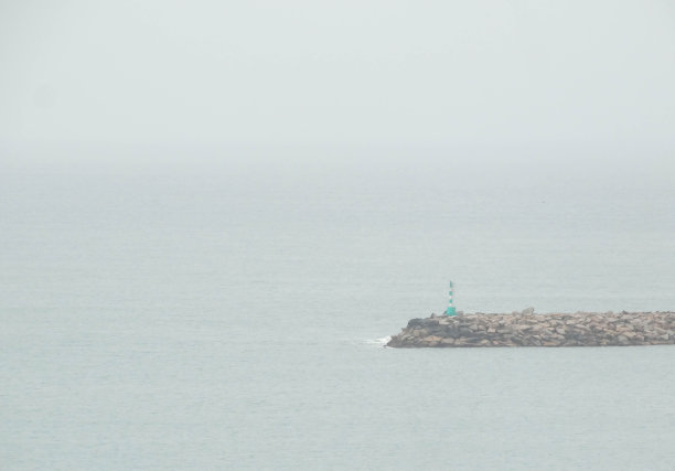 灯塔在港口为船只和小船，与渔民图片下载