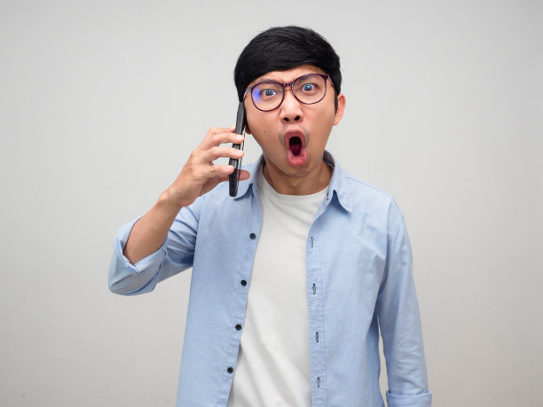 亚洲商人严肃地用手机说话，感到生气说没有孤立图片下载