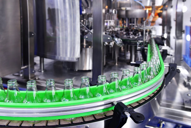 透明玻璃瓶在工业自动化输送系统上转移图片下载
