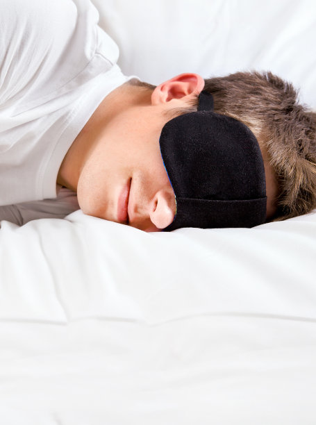 年轻人睡觉图片下载