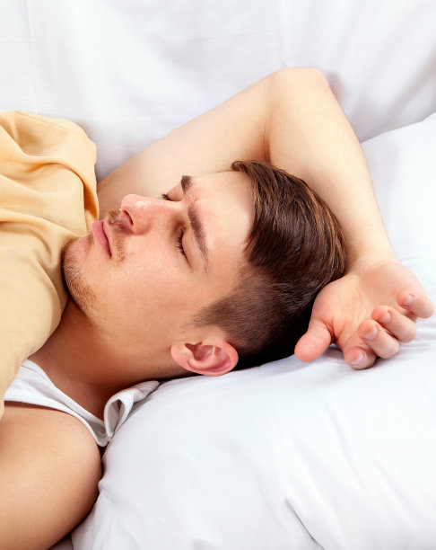 年轻人睡觉图片下载