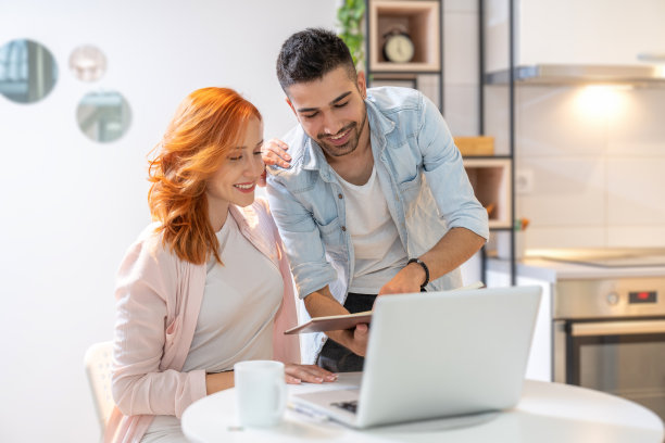 两个学生一起做作业，坐在家里的一张桌子上互相帮助图片下载