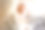 年轻快乐的姜黄色女人用笔记本电脑和手拿信用卡购物，坐在家里的沙发上。图片下载