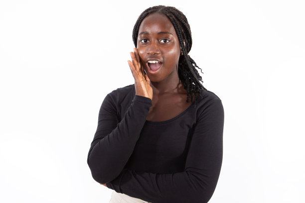 画像兴奋的年轻女子站在张开的嘴图片下载