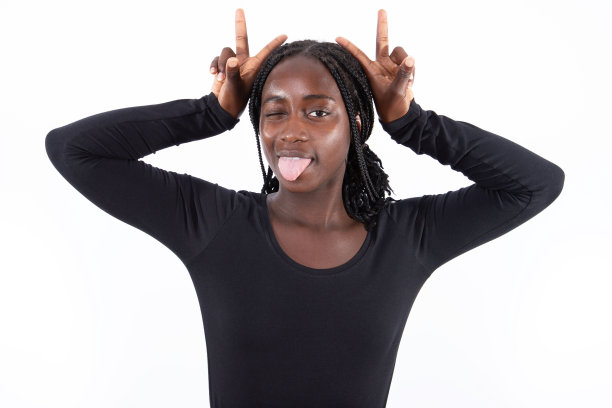 滑稽女人吐舌头，做兔子耳朵的画像图片下载