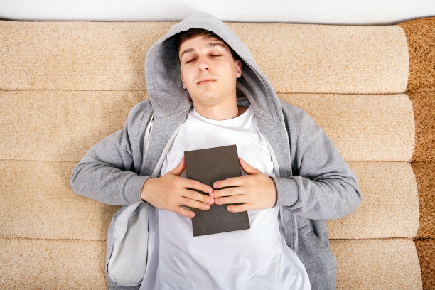 年轻人和一本书一起睡觉图片下载