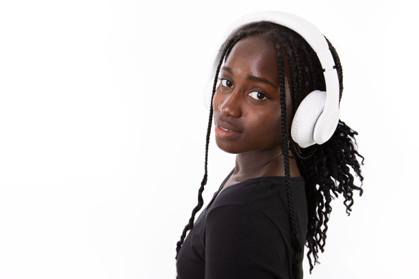 戴着耳机微笑的年轻女子的肖像图片下载