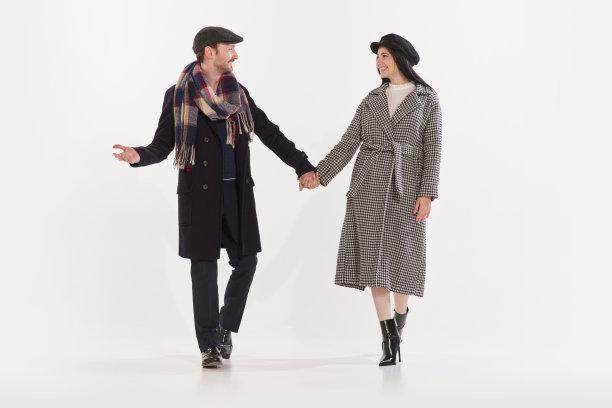 美丽的情侣肖像，男人和女人走在一个约会孤立的白色背景。没完没了的谈判图片下载