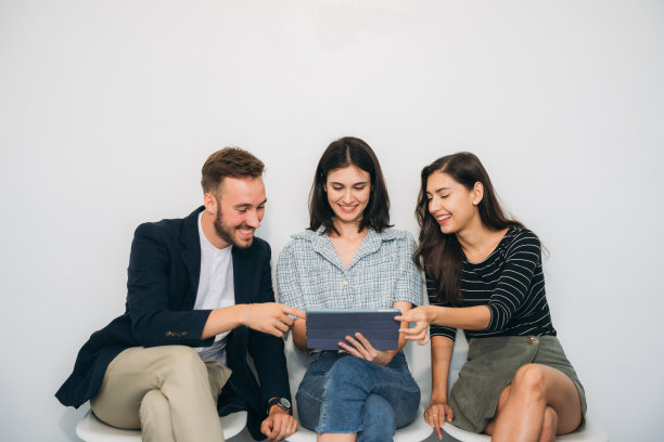 休息时，一群商人聊天，表达对工作的满意。图片下载