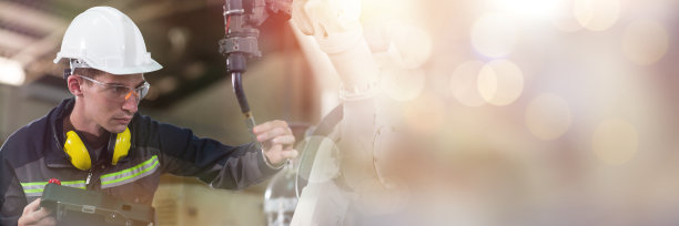 在自动机器人机械厂工作的男性工程师。负责工厂自动机械臂机系统的焊接维护。双重曝光和横幅封面图片下载