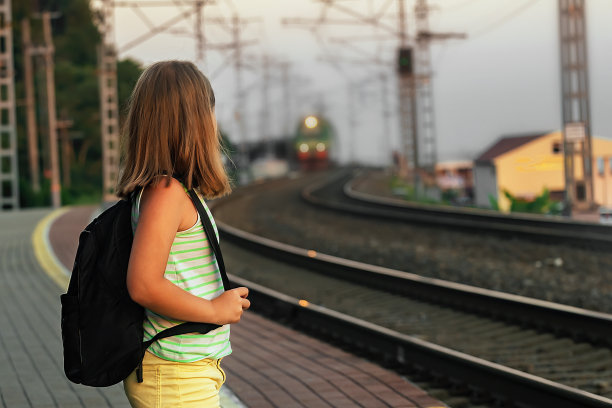 全家乘火车旅行图片下载